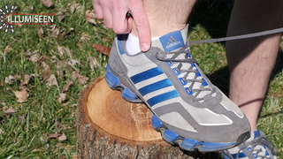 Para qué sirve el último agujero de tus zapatillas deportivas (ese por el que nunca pasas los cordones)